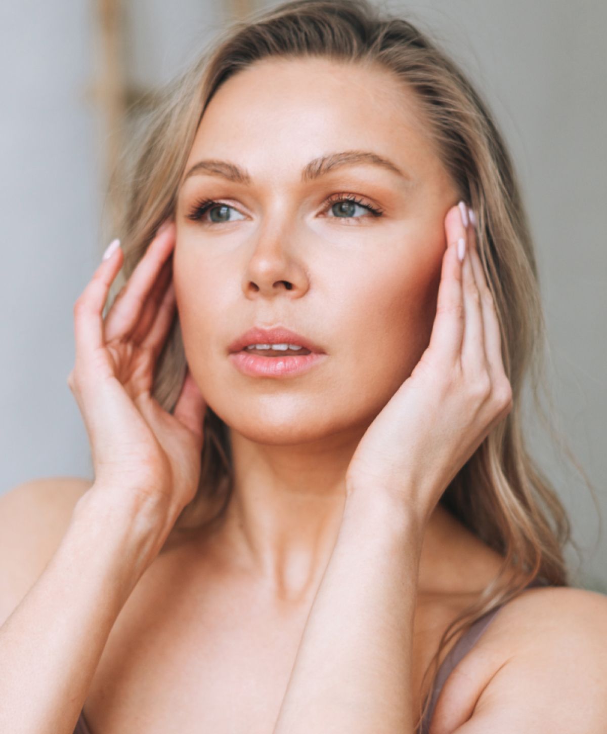 Mt Pleasant prp therapy model with fingers on temple